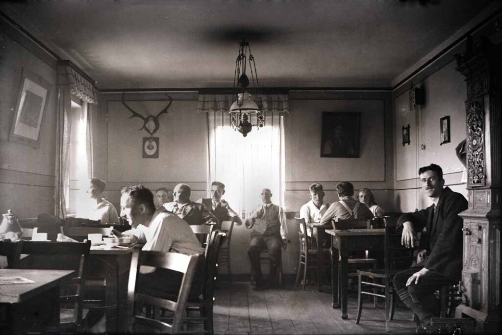 Aufenthaltsraum Steinberghaus 1923, ganz rechts Fotograf Paul Schminke