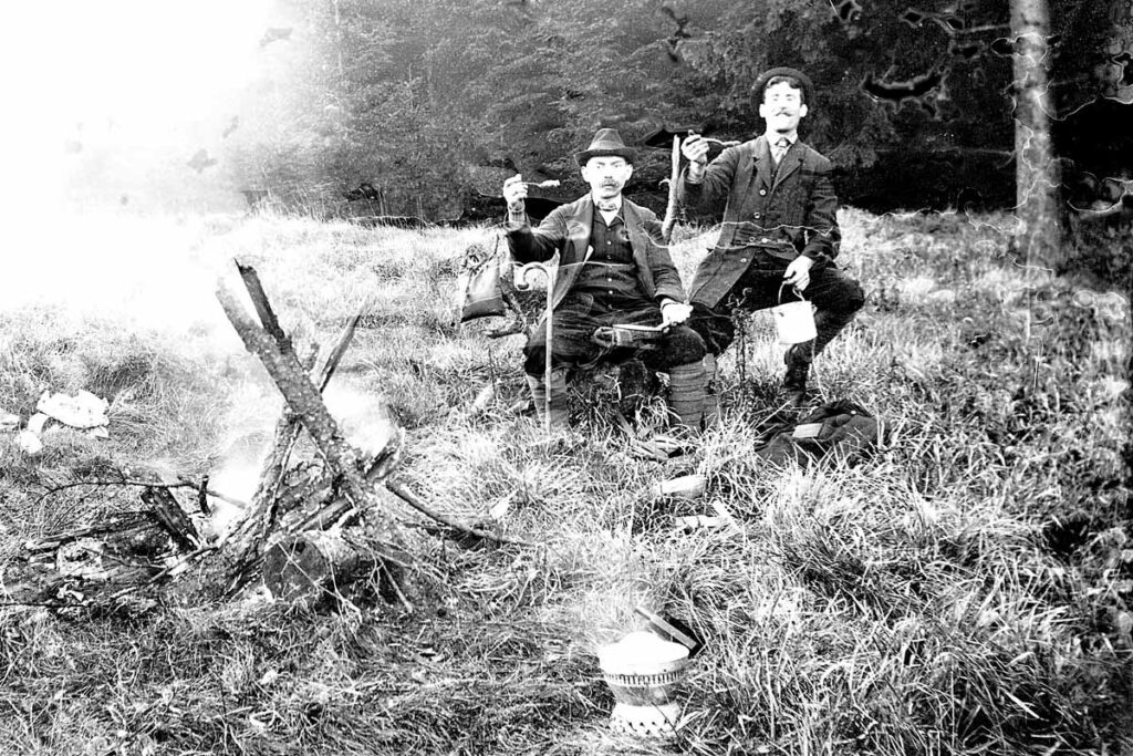 Kriegsmahlzeit auf dem Dörnberg 1917 (Paul Schminke rechts)