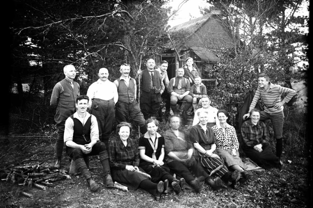 Naturfreunde Kassel vor der Scheckensberghütte 4.5.1930 (Paul Schminke)
