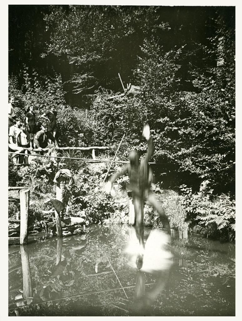 Brombacher Hütte Skisprung in den Weiher 1927 Seppl Eberle (Copy)