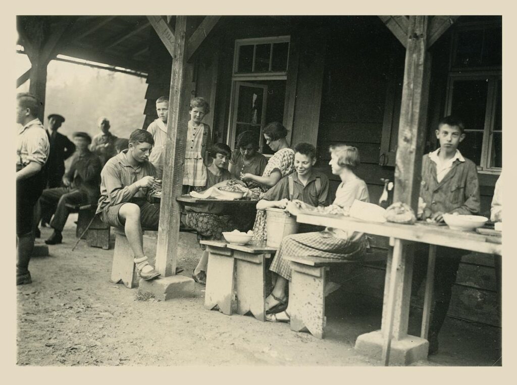 Brombacher Hütte Sylvester 1926 27 NFJ Ffm Kartoffelschälen Paul Wurmser (Copy)