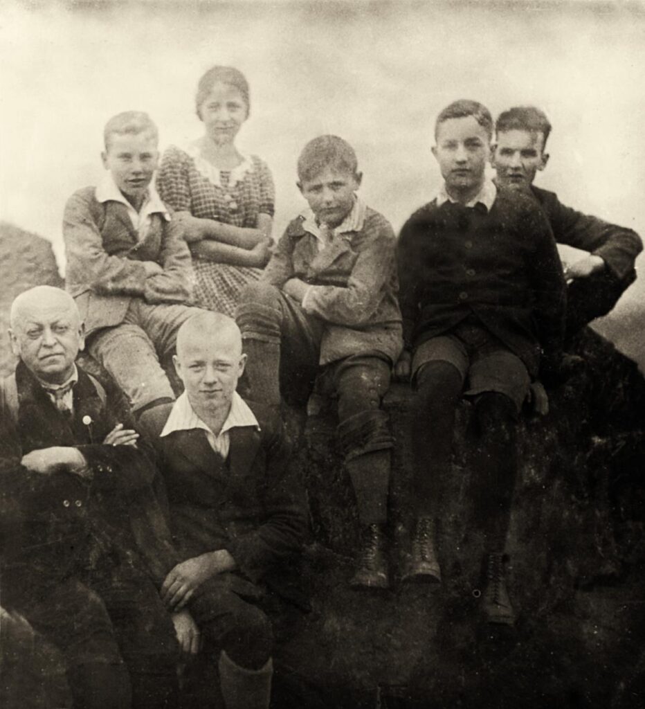 Die Marburger Kindergruppe mit dem ewig jungen Gustav sen. (Obmann) ca 1922 (Copy)