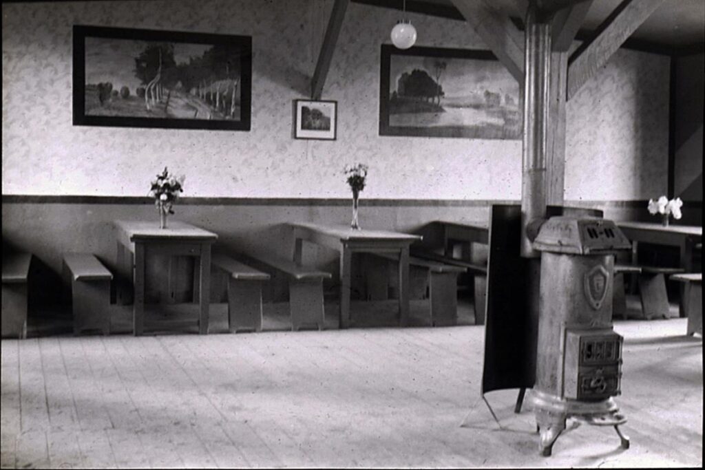 Innenraum des NFH Am letzten Busch Mühlheim Main 1931, Bilder im Hintergrund waren direkt auf die Wand gemalt (Copy)