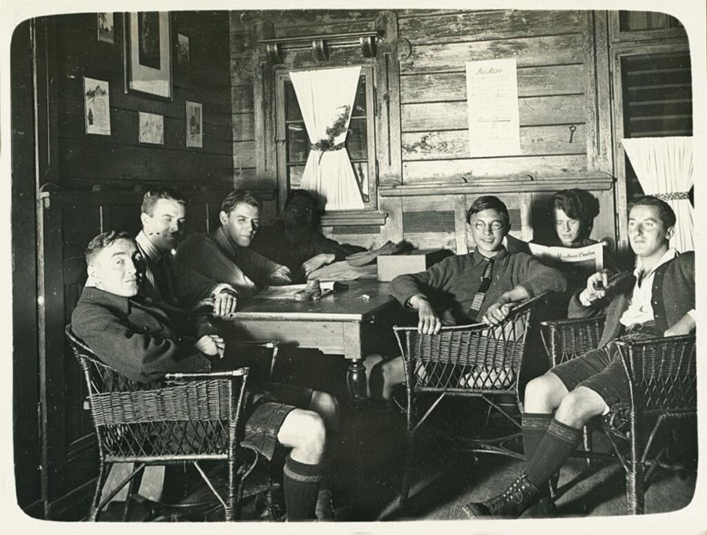 NF Ffm Atzmannhaus OG Wiesbaden Innenraum Eberle Eugen ganz links 1926 (Copy)