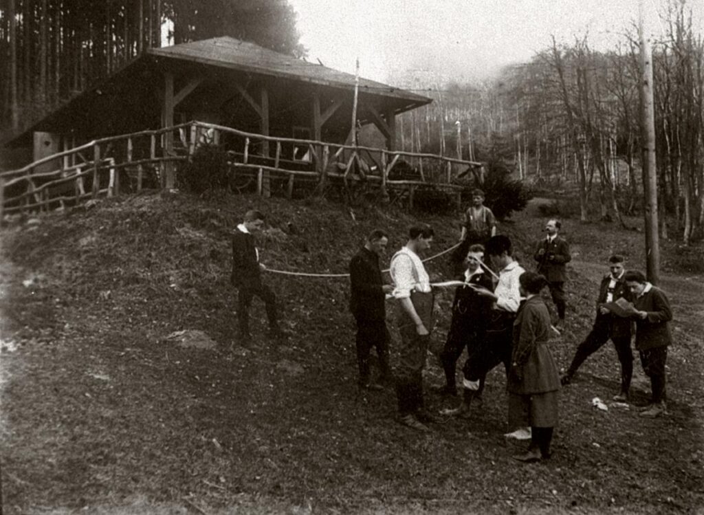 NF Frankfurt Ausbauplanung Brombacher Hütte vorne mitte (weißes Hemd und Hosenträger) Gaumann Schulz ca 1922 (Copy)