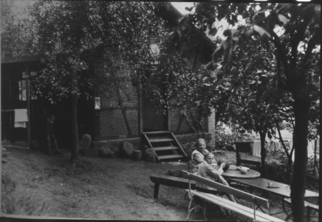 NF Mühlheim Mühlheimer vor dem Glauberghaus (Copy)