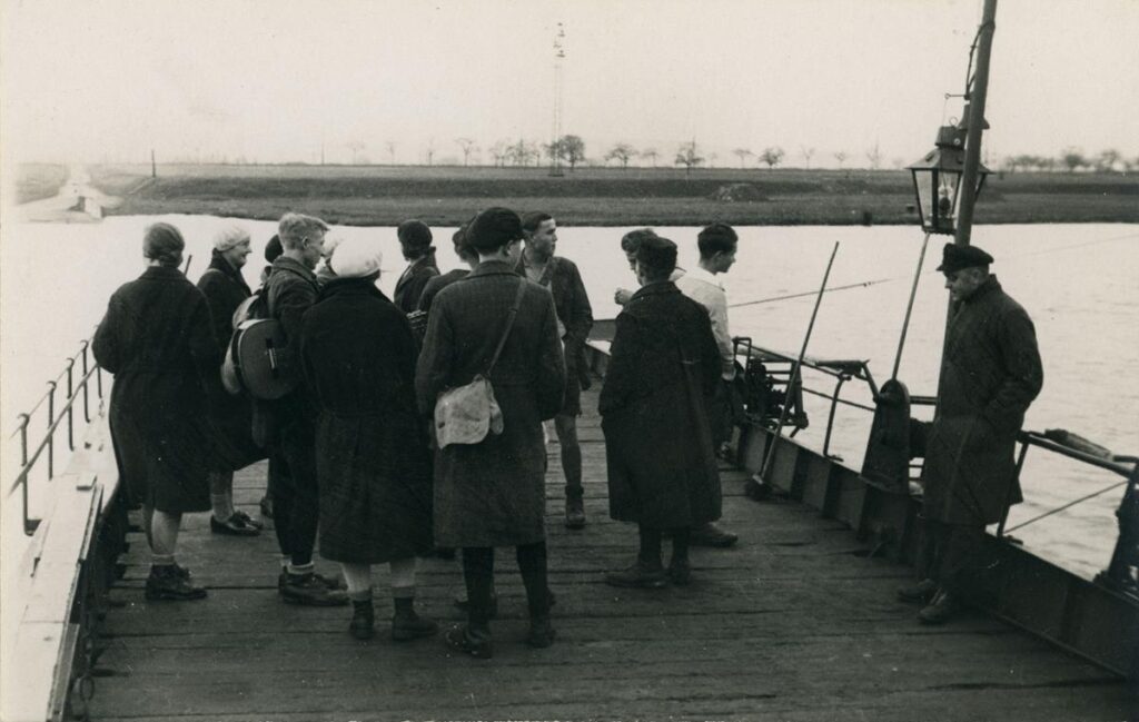 NF Mühlheim auf der Mainfähre von Rumpenheim nach Bischofsheim ca 1930 (Copy)
