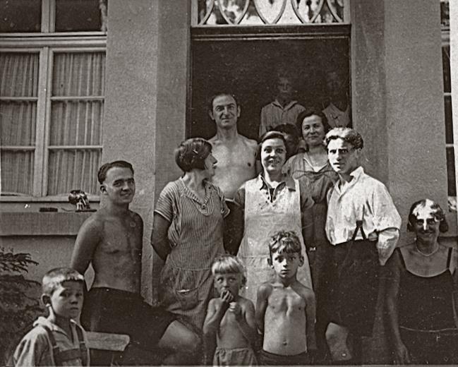 NF Offenbach Hintereingang des Spessarthauses Kind rechts vorn Helmut Buckpesch hinten Willi Buckpesch mit nacktem Oberkoerper (Copy)