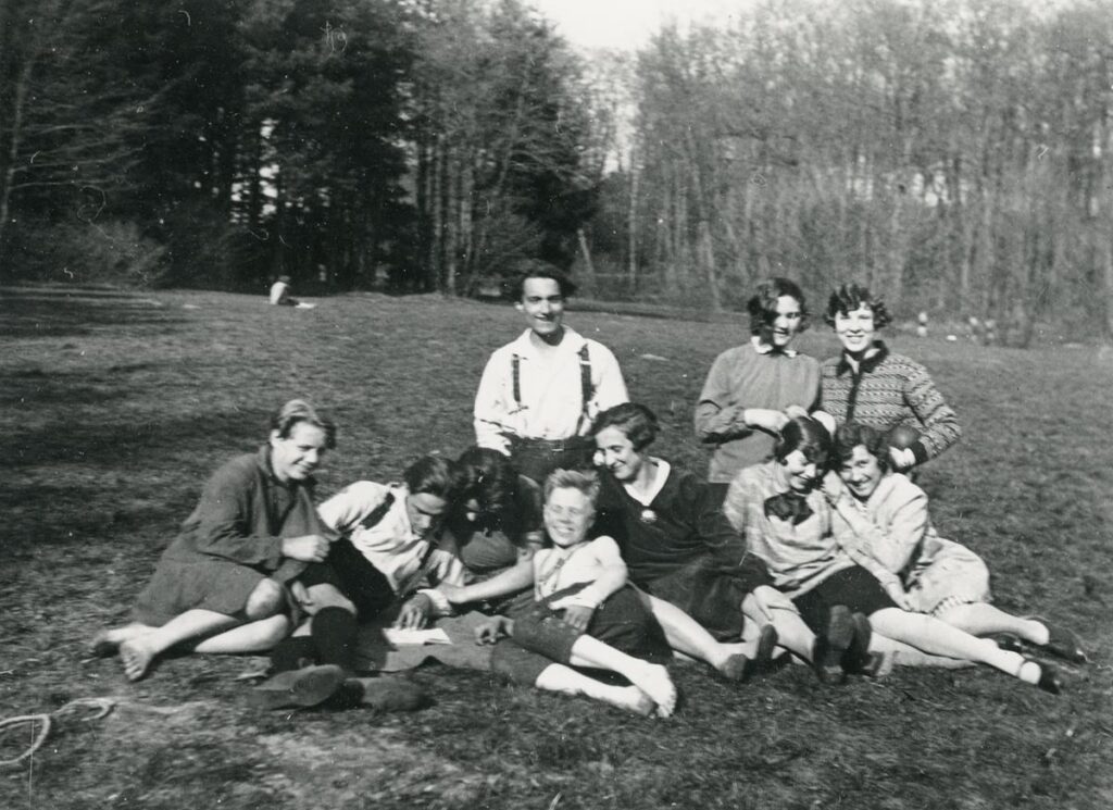 NF Offenbach hinten Karl Schneider und Anna Reiher 21 April 29 Beste Wiesen bei Neu Isenburg (Copy)