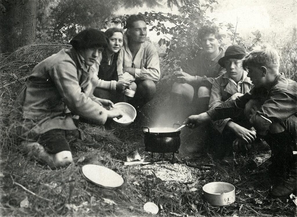 Naturfreunde Darmstadt Abkochen auf einer Wanderung ca 1927 (Copy)