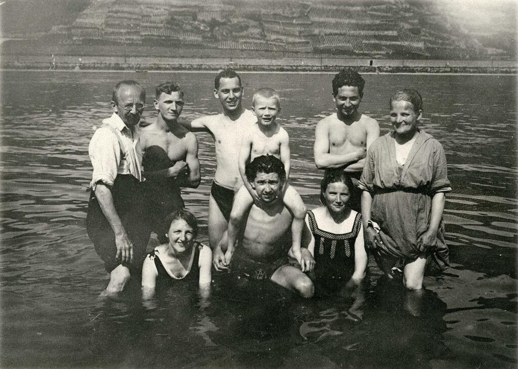 Naturfreunde Darmstadt Abkühlen im Rhein Pfingsten 1925 (Copy)