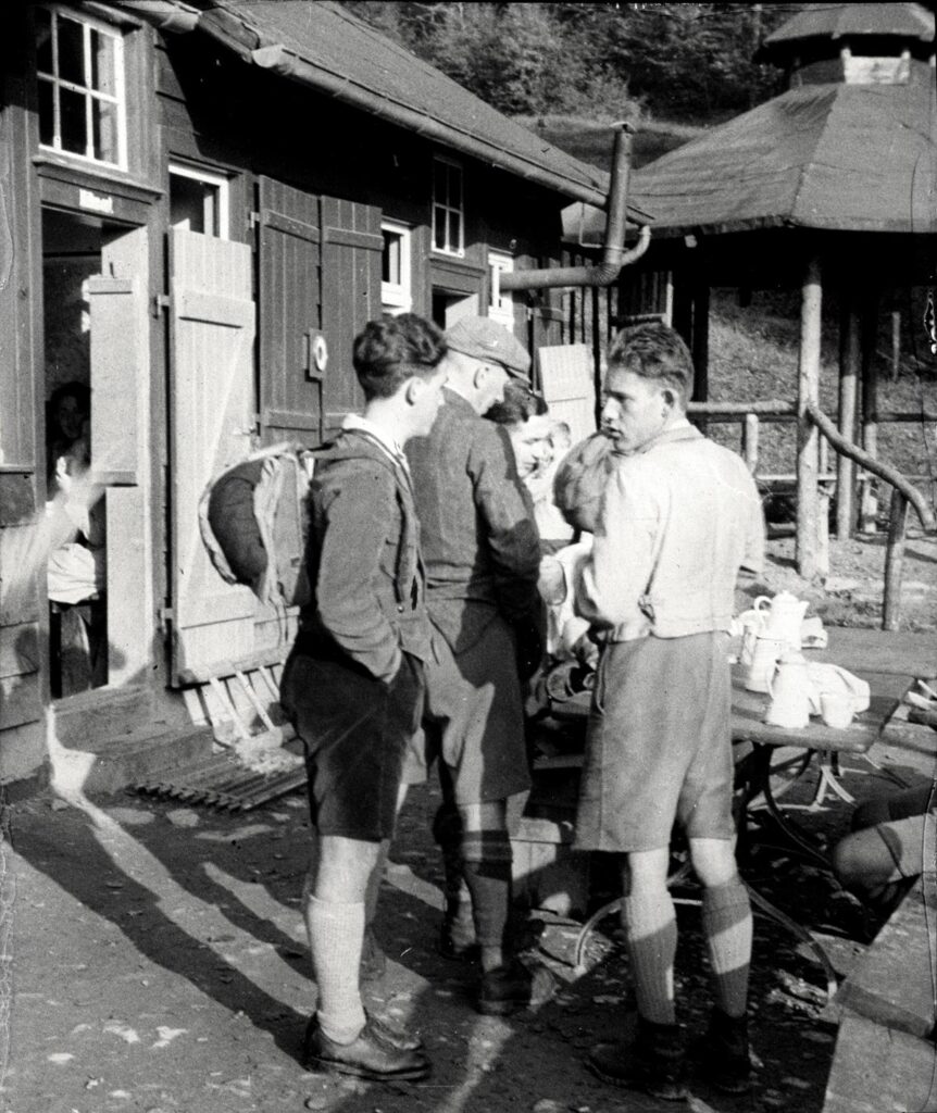 Naturfreunde Darmstadt Abmarschbereit vor der Brombacher Hütte ca 1929 (Copy)