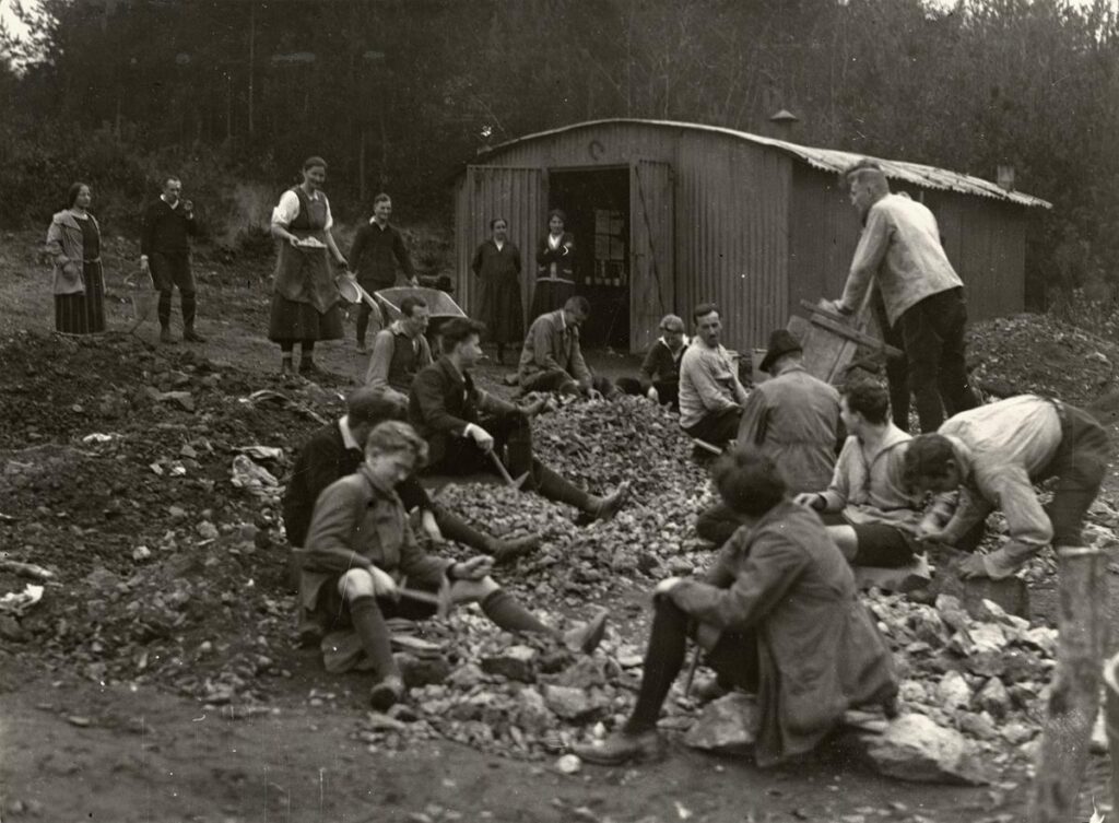 Naturfreunde Darmstadt Bau des Rimdidim Hauses ca 1926 Betonschotter klopfen Fotograf Theodor Perabo (Copy)