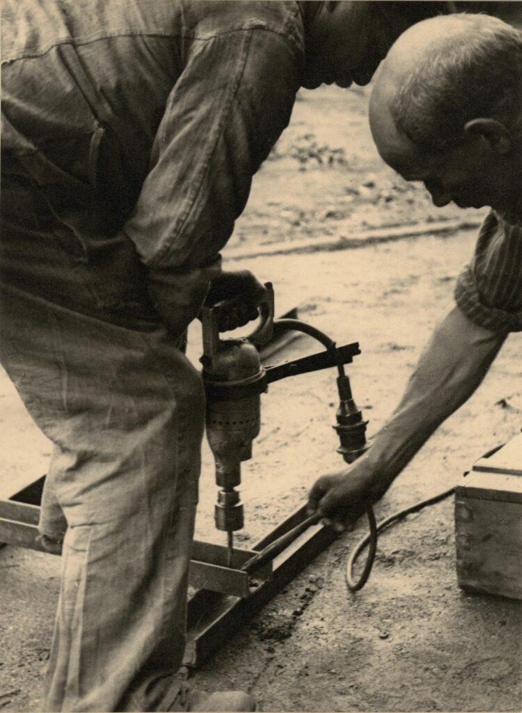 Naturfreunde Darmstadt Bau des Rimdidim Hauses ca Januar 1931 Elektrischer Bohrer Fotograf Theodor Perabo (Copy)