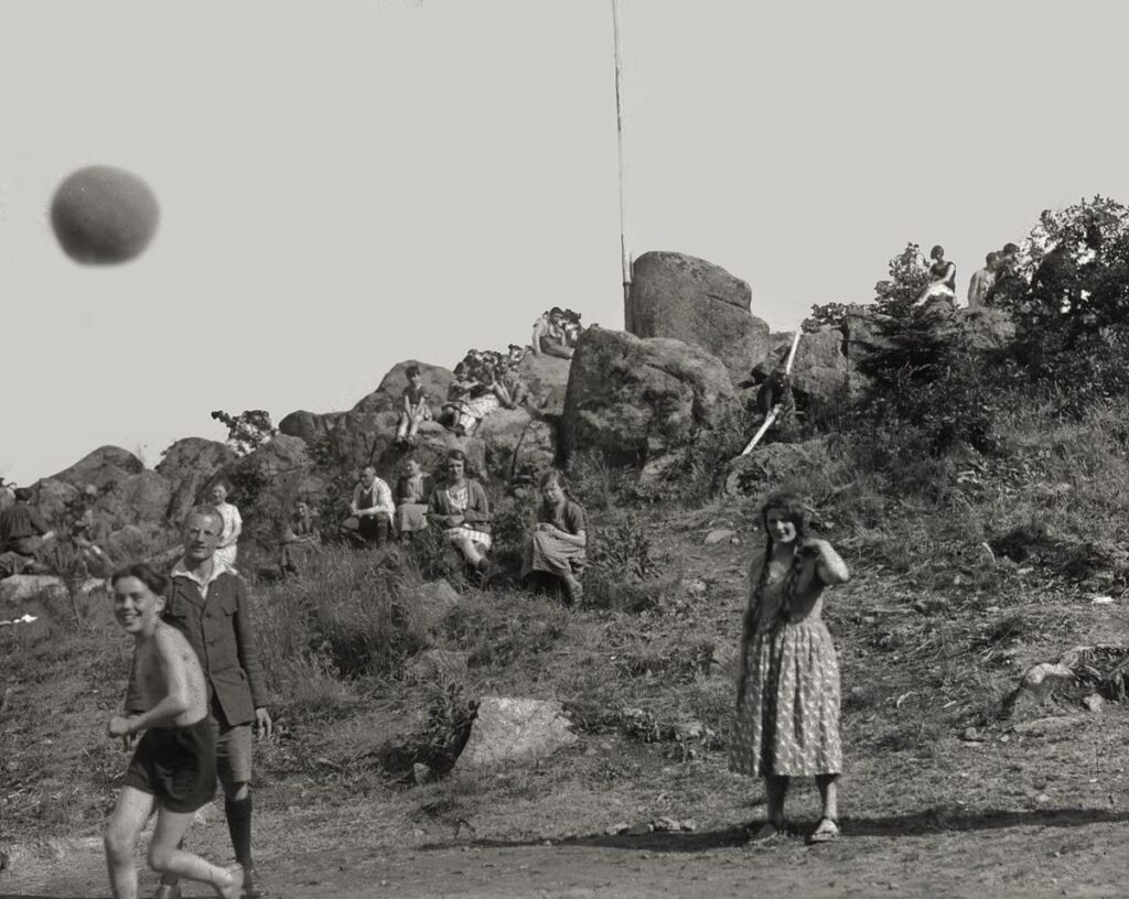 Naturfreunde Darmstadt Der Ball darf nicht fehlen ca 1930 (Copy)