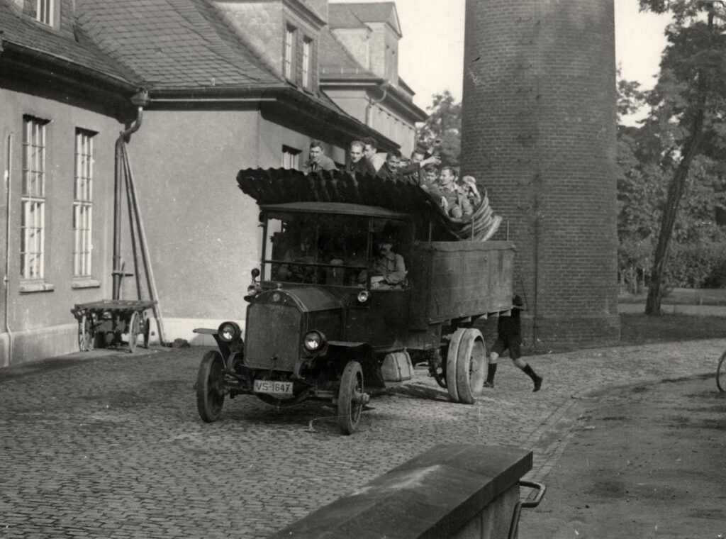Naturfreunde Darmstadt Es geht los die Bauhütte wird auf einem LKW transportiert 1926 (Copy)