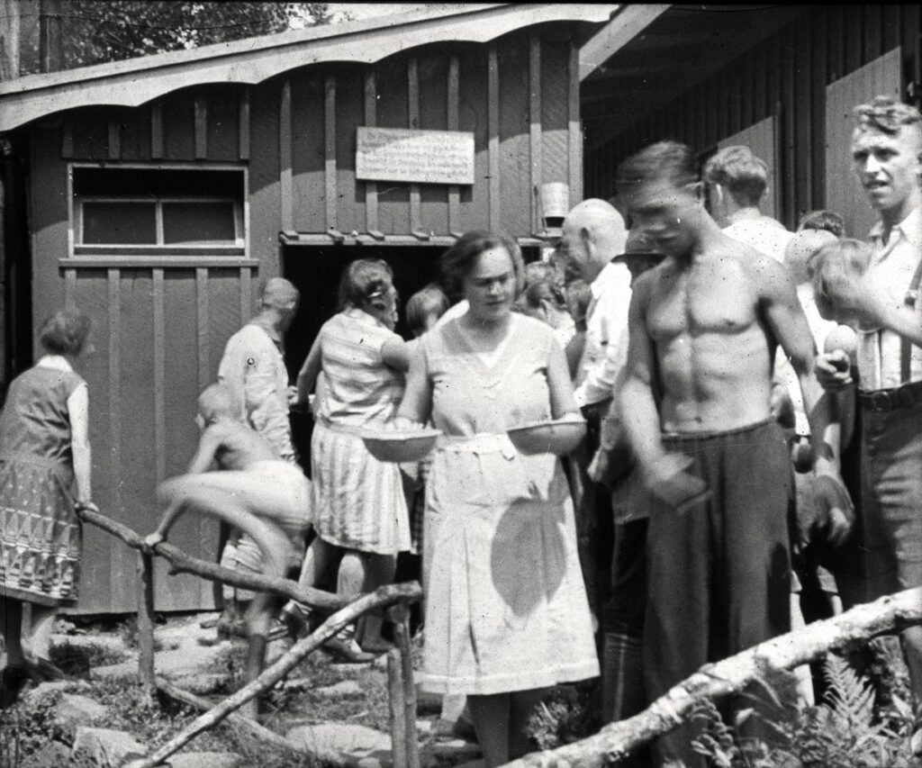 Naturfreunde Darmstadt Essensausgabe vor einer Naturfreundehütte wo unklar ca 1929 (Copy)