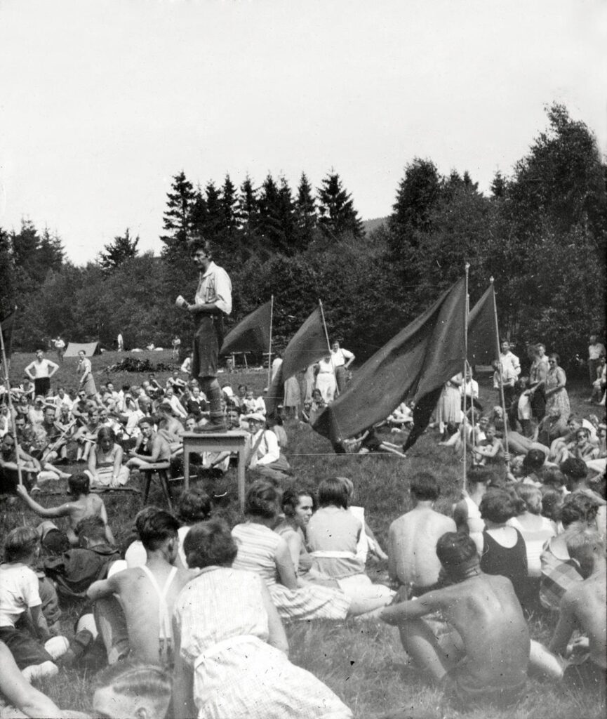 Naturfreunde Darmstadt Gauobmann Schultz spricht zu den Naturfreunden wo unklar (Copy)