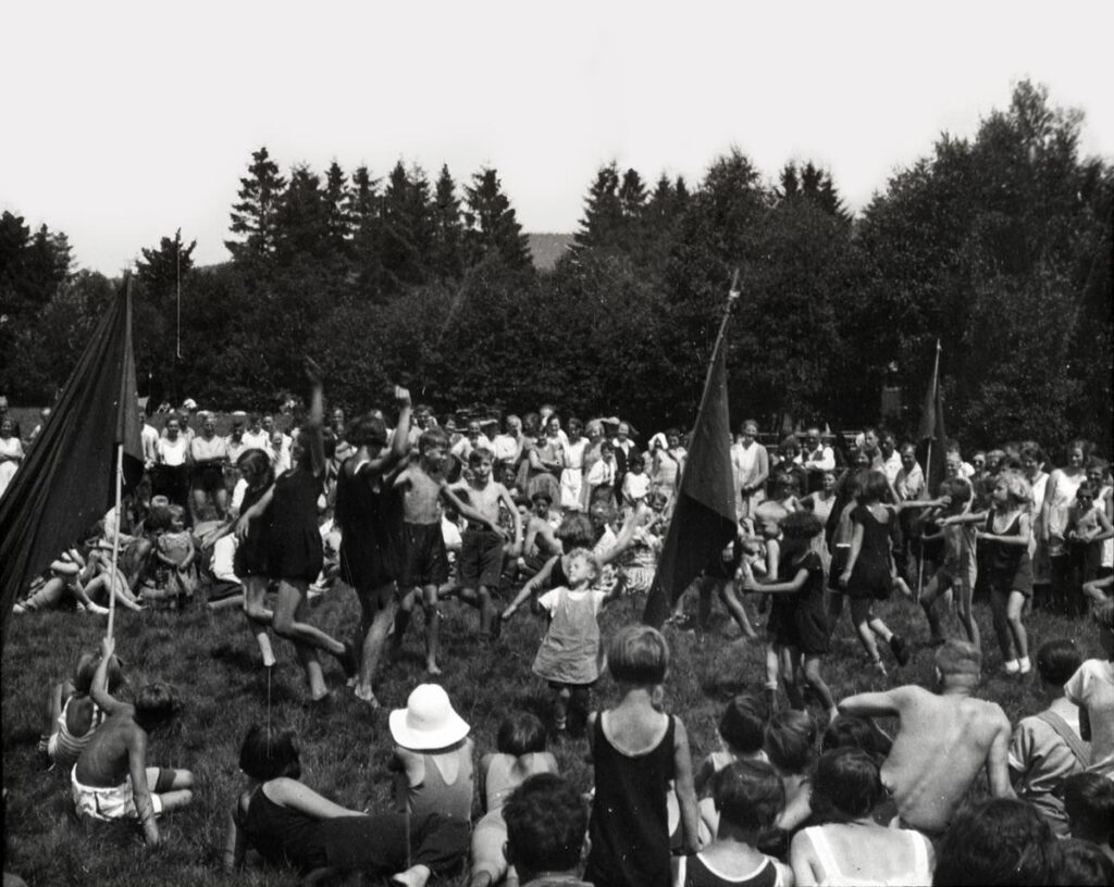 Naturfreunde Darmstadt Gauveranstaltung Die Kleinsten tanzen ca 1929 (Copy)