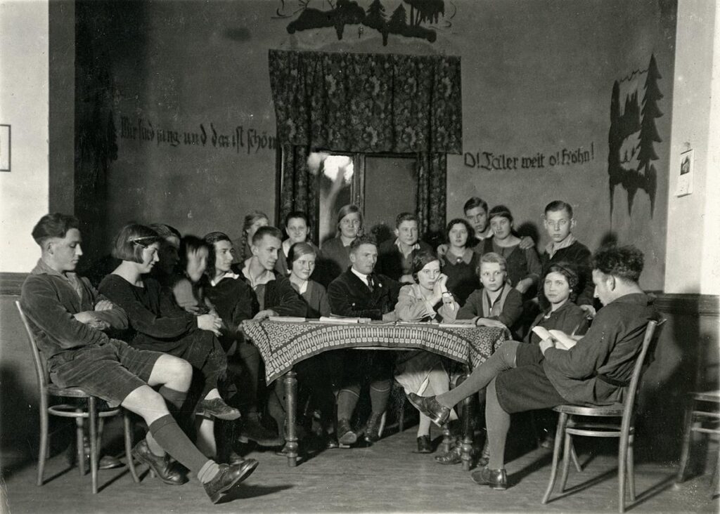 Naturfreunde Darmstadt Lesung vermutlich Innenraum Rimdidim Haus ca 1928 (Copy) (2)