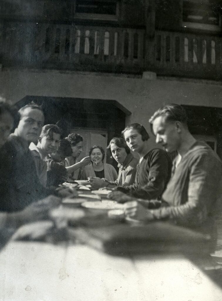 Naturfreunde Darmstadt Mahlzeit vor dem Rimdidim Haus ca 1928 (Copy)