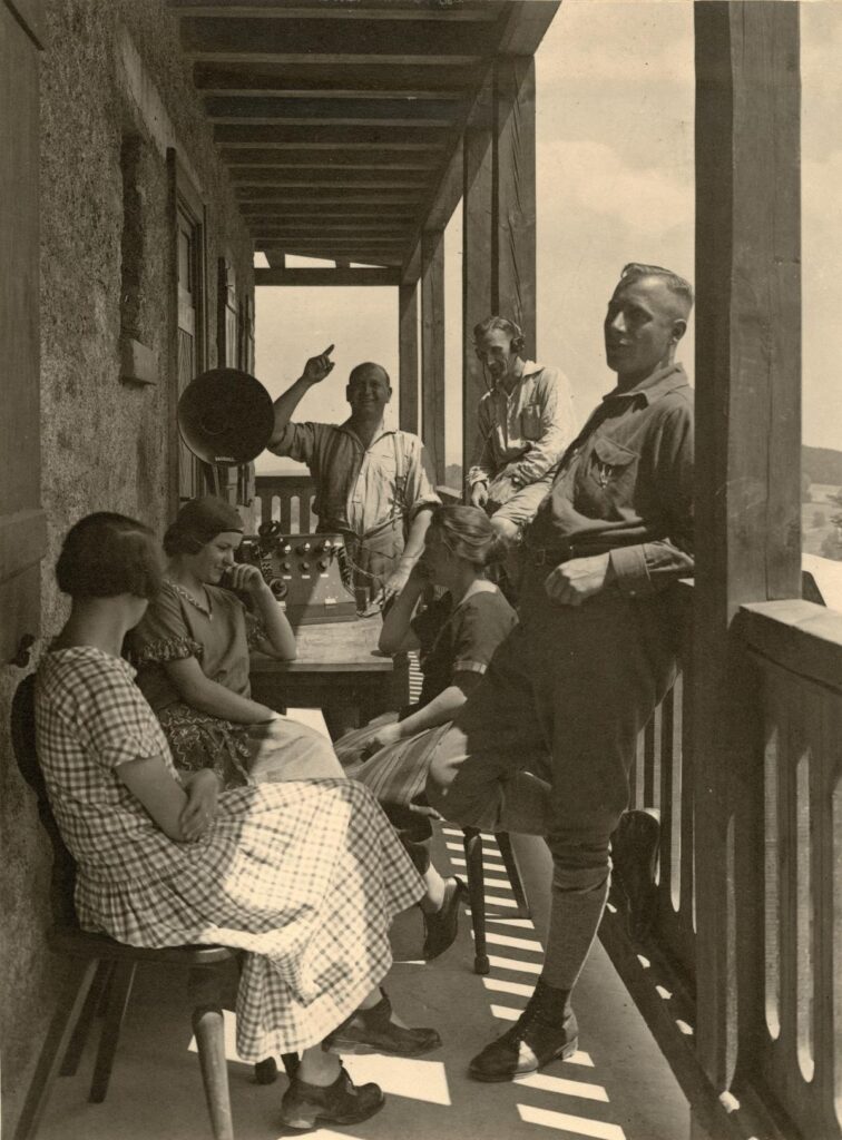 Naturfreunde Darmstadt Radio Konzert auf dem Balkon des Rimdidim Hauses ca 1928 Fotograf Theodor Perabo (Copy)