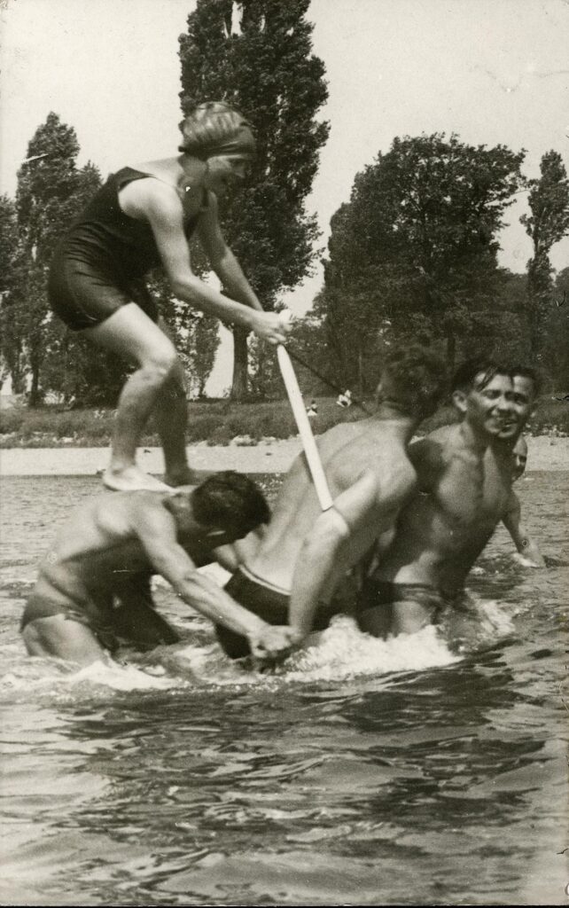 Naturfreunde Darmstadt Reiterspielchen am Altrhein ca 1928 (Copy)