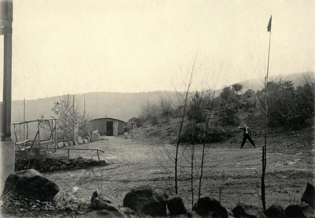 Naturfreunde Darmstadt am Rimdidim Haus mit der Bauhütte ca 1928 (Copy)
