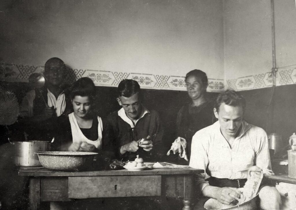 Naturfreunde Marburg Küchendienst in Ludwigshafen, Sommer 1922 (Copy)