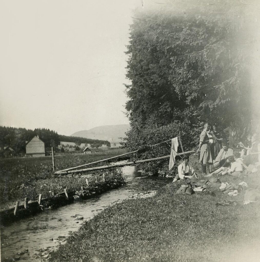 Naturfreunde Marburg, Rast am Bach ca 1923 (Copy)