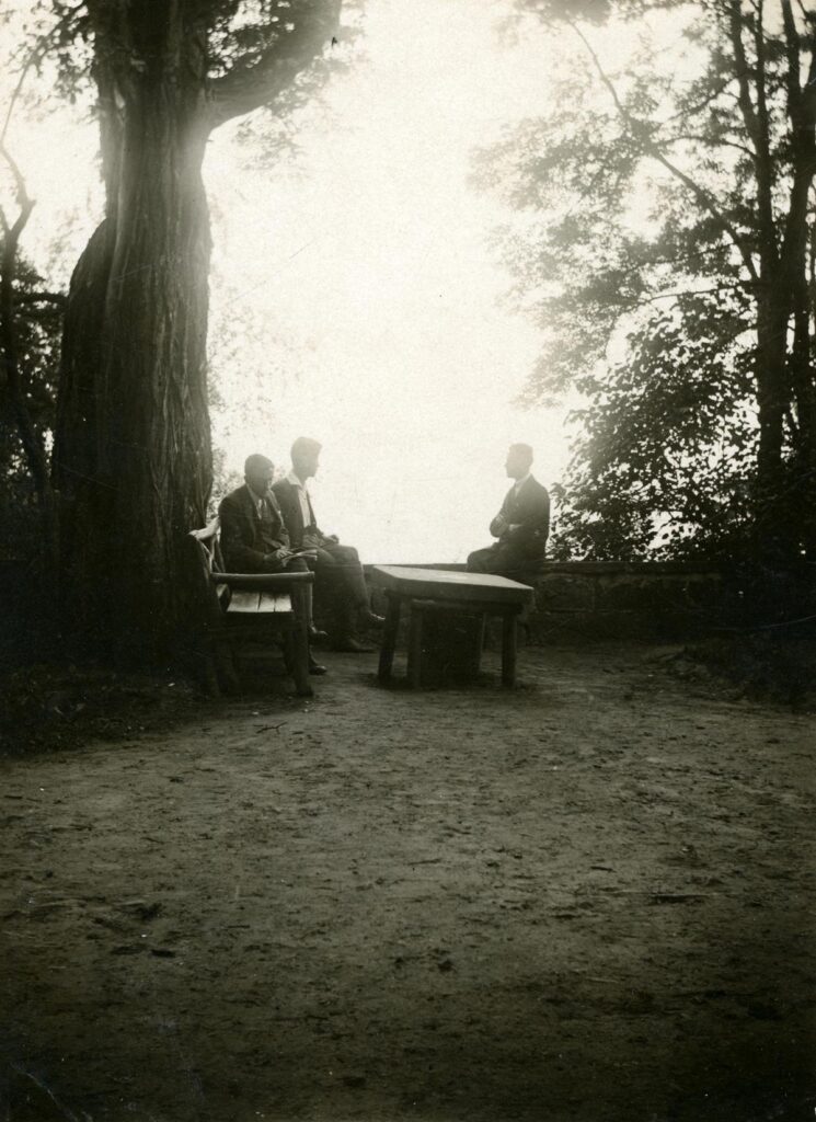 Naturfreunde Marburg, drei Idealisten auf dem Schloß ca 1921 (Copy)
