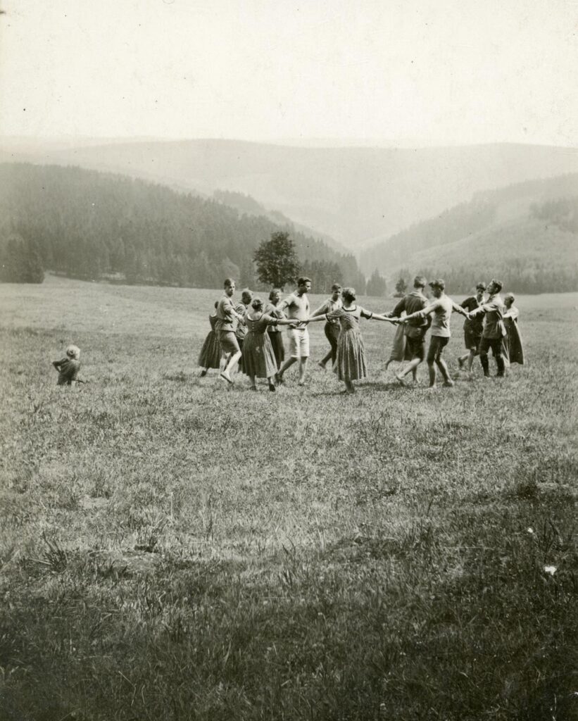 Naturfreunde Marburg, im Thüringer Wald, Tanz beim Stutenhaus, Sommer 1921 (Copy)