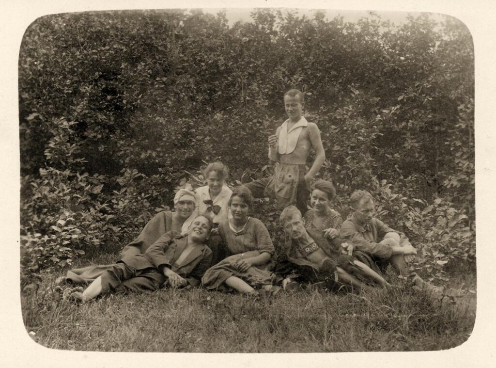 Naturfreunde Marburg, junge Marburger albern rum ca 1921 (Copy)