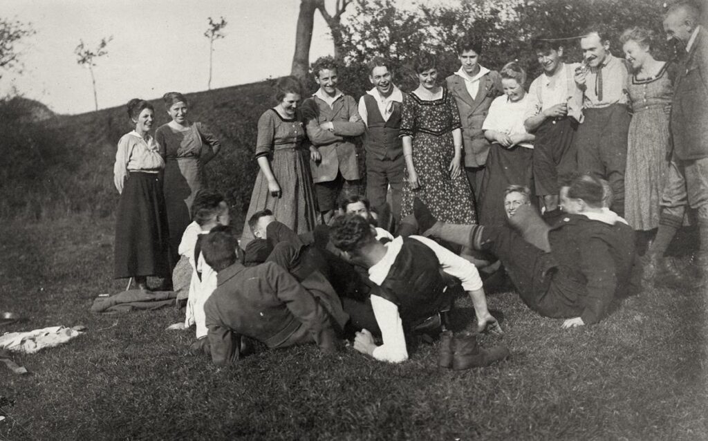 Naturfreunde Marburg und Wetzlar, Wanderung in die Gießener Umgebung (Spiel, Schneiderstube) Oktober 1920 (Copy)