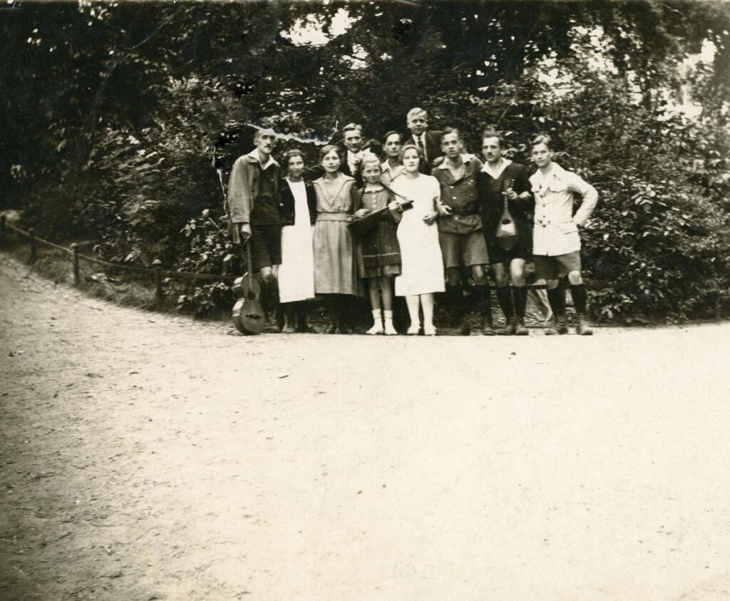 Naturfreunde Marburg, zu Besuch bei der Frankfurter OG, vor dem Schillerdenkmal im Stadtpark (Foto Hartling) 1923 (Copy)