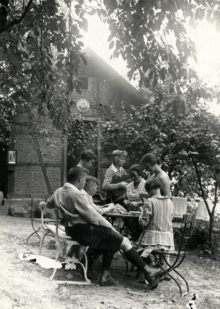 Naturfreunde Mühlheim Glauberghaus beim Zubereiten des Mittagessens 1929 (Copy)