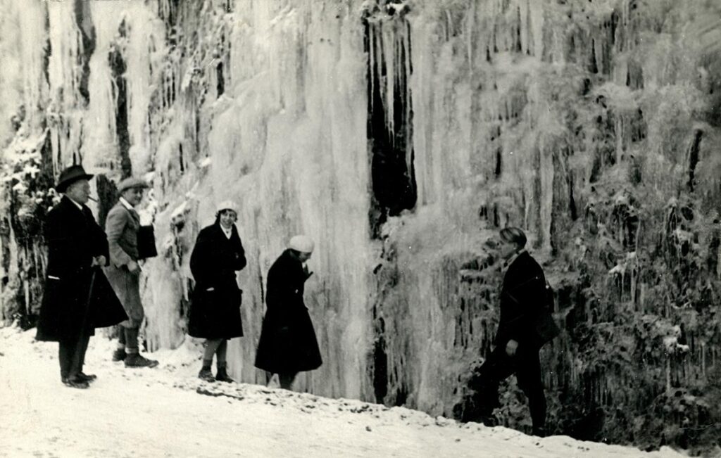 Naturfreunde Mühlheim Wanderung in den Taunus 1931 (Heinrich Liegl zweiter vl und seine Frau 3 vl) (Copy)