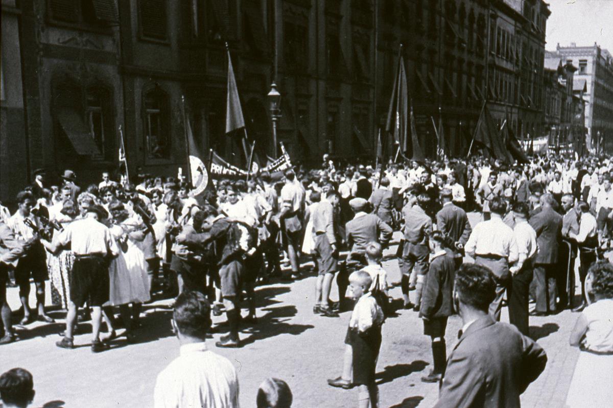 Naturfreunde Offenbach, Aufstellung zur 1. Mai Demonstration 1930, am Saalbau OF (Copy)