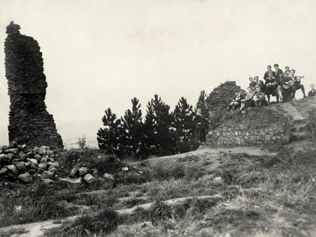Naturfreunde Wetzlar Auf Ruine Kalsmunt ob Wetzlar ca 1930 (Copy)