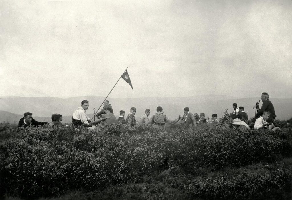 Naturfreunde Wetzlar Wanderung zum Lahnhof (Lahn Quelle) Rast ca 1931 (Copy)