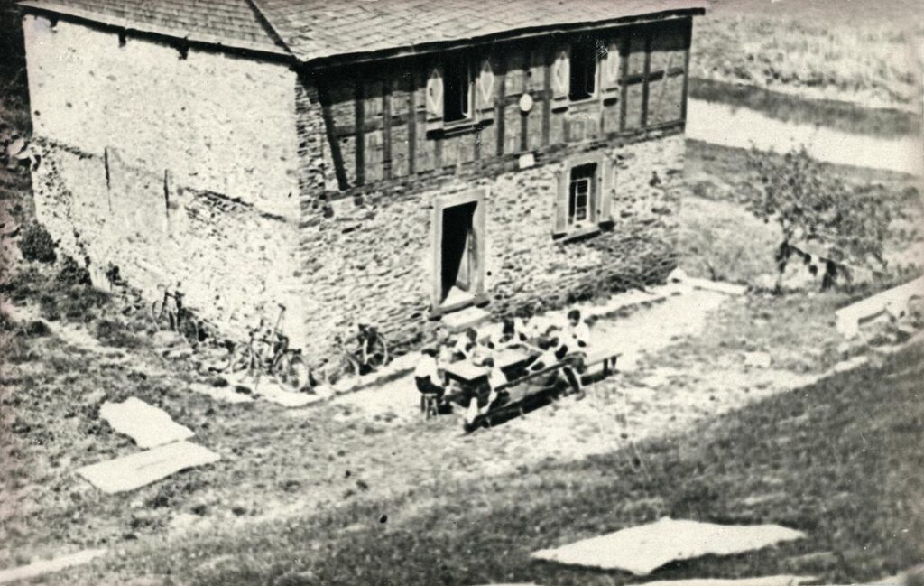Naturfreunde Wetzlar das alte Lahntalhaus bevor es abgetragen wurde 1927 (Copy)