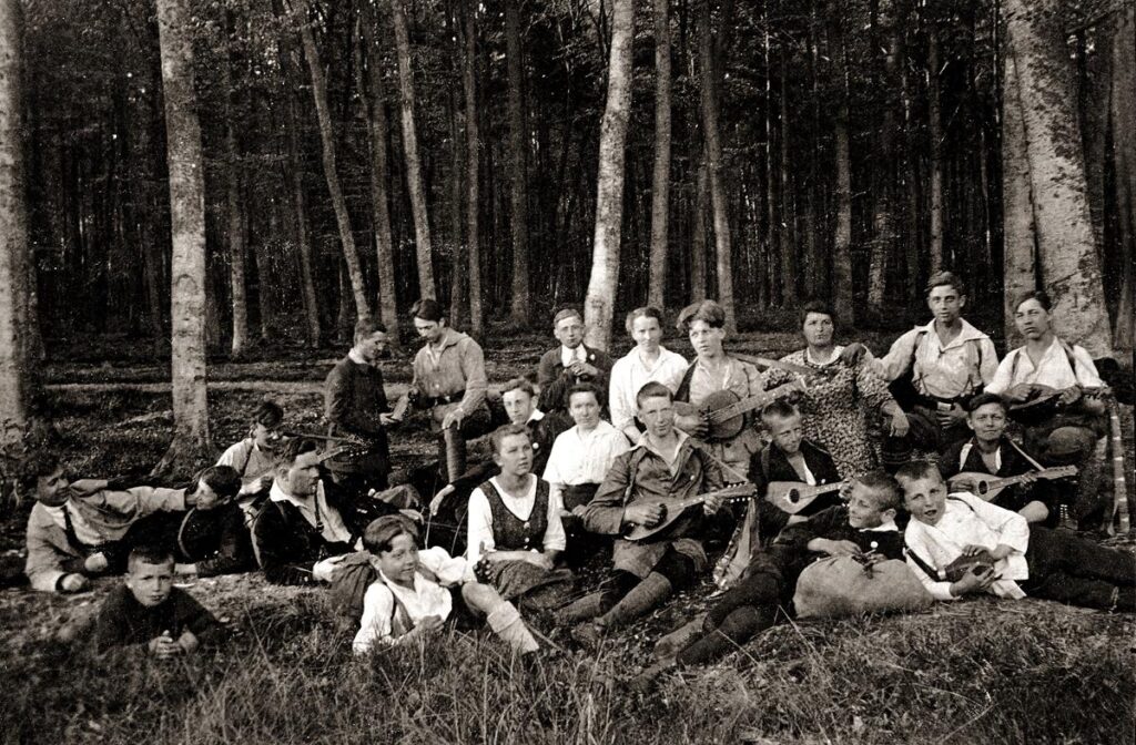 OG Egelsbach Erinnerung an die Einweihung der Offenbacher Hütte Aufnahme im Isenburger Wald ca 1924 Kennzeichen D (Copy)