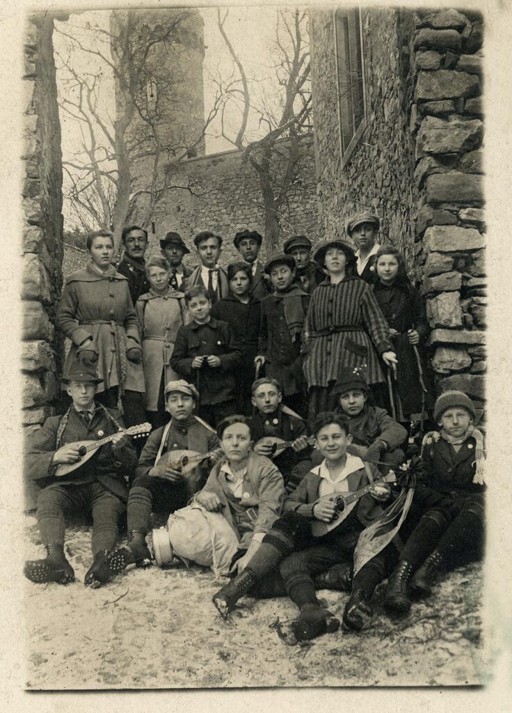 OG Egelsbach auf Schloß Auerbach ca 1920 vorn rechts Kurt Schober (Copy)