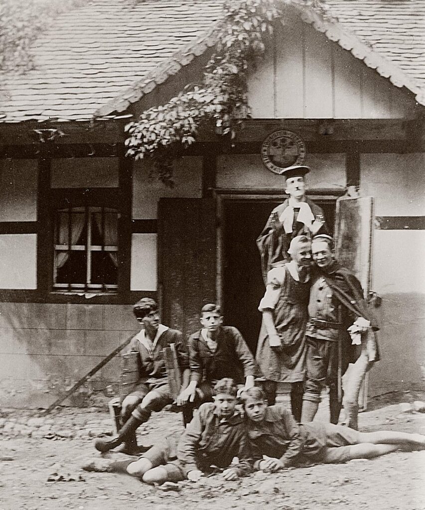 Spässche gemacht ... Marburger vor ihrem haus in der Knutzbach 1924 (Copy)