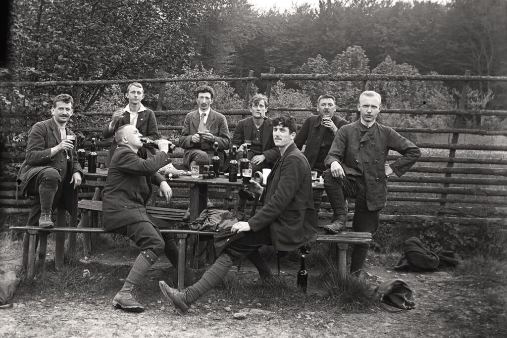 Ein heißer Sommertag. Rast vor dem Forsthaus Hemelberg 17.05.1914 Paul Schminke (Namen bekannt) (Copy) (Copy)