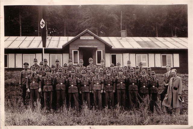 Foto RAD Lager Glauberg 1935, re. H. Richter, mit Foto Ass. Karl Dielmann (Copy)