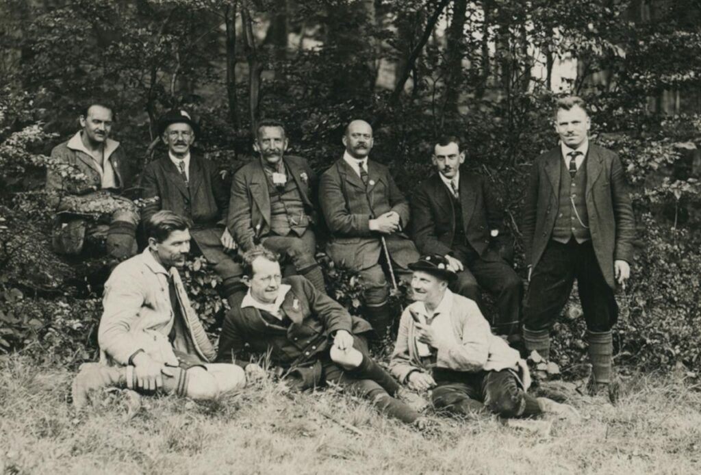 Führende Naturfreunde, h. 3. v.l. Fickert (Gaukassierer) und vorne von links H. Schultz (Gauobmann), H. Imhoff, Toni Hartling ca 1922 (Copy)