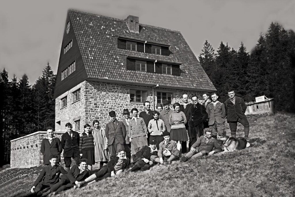 Meissnerhaus mit Personengruppe ca 1931 (Copy)