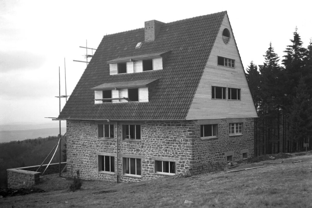 Meßnerhaus im Bau von hinten ca 1931 Paul Schminke (Copy)