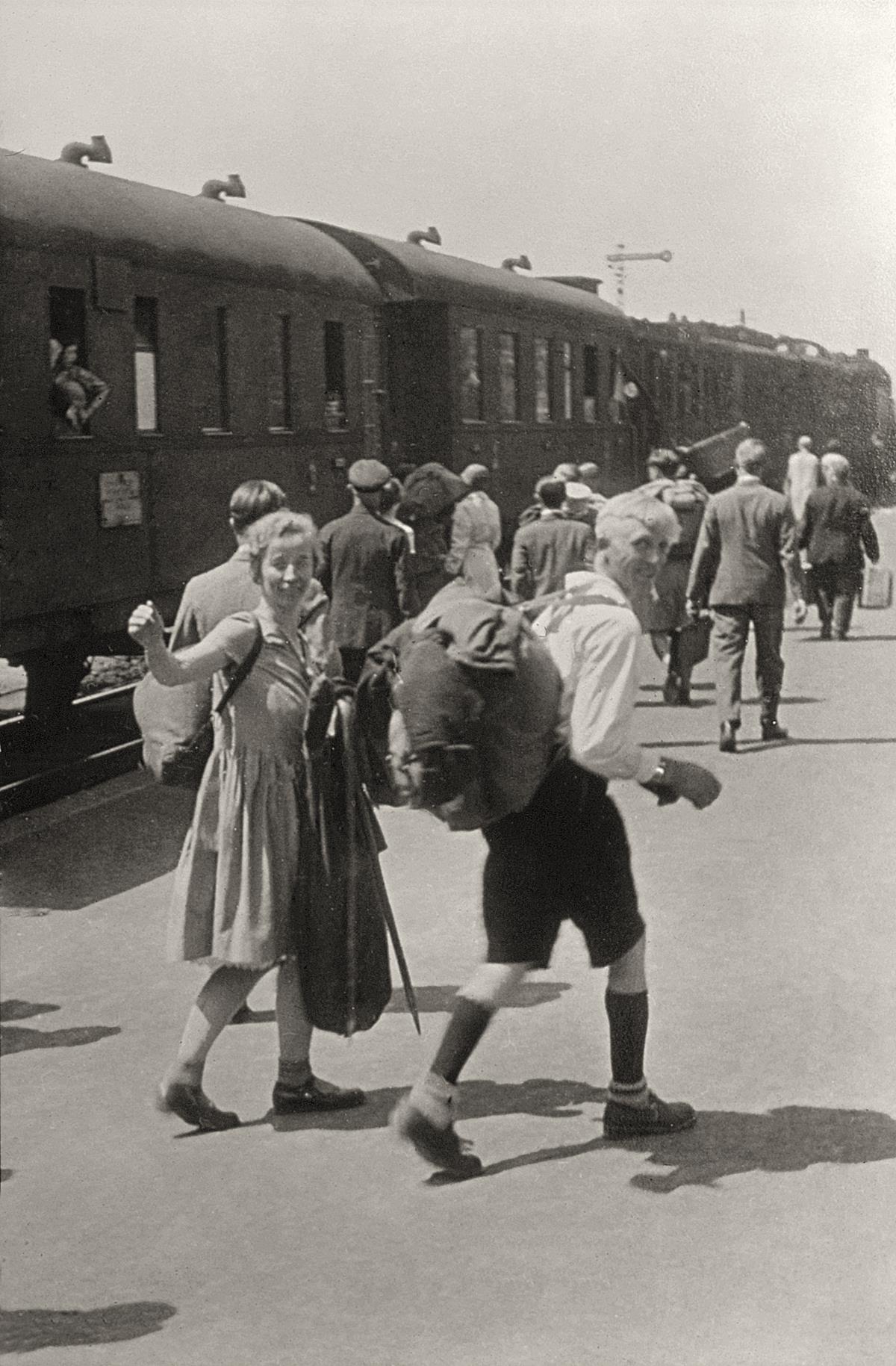 NF Mühlheim Franz Neurohr und Frau gehen auf Hochzeitsreise Rocke (Copy)